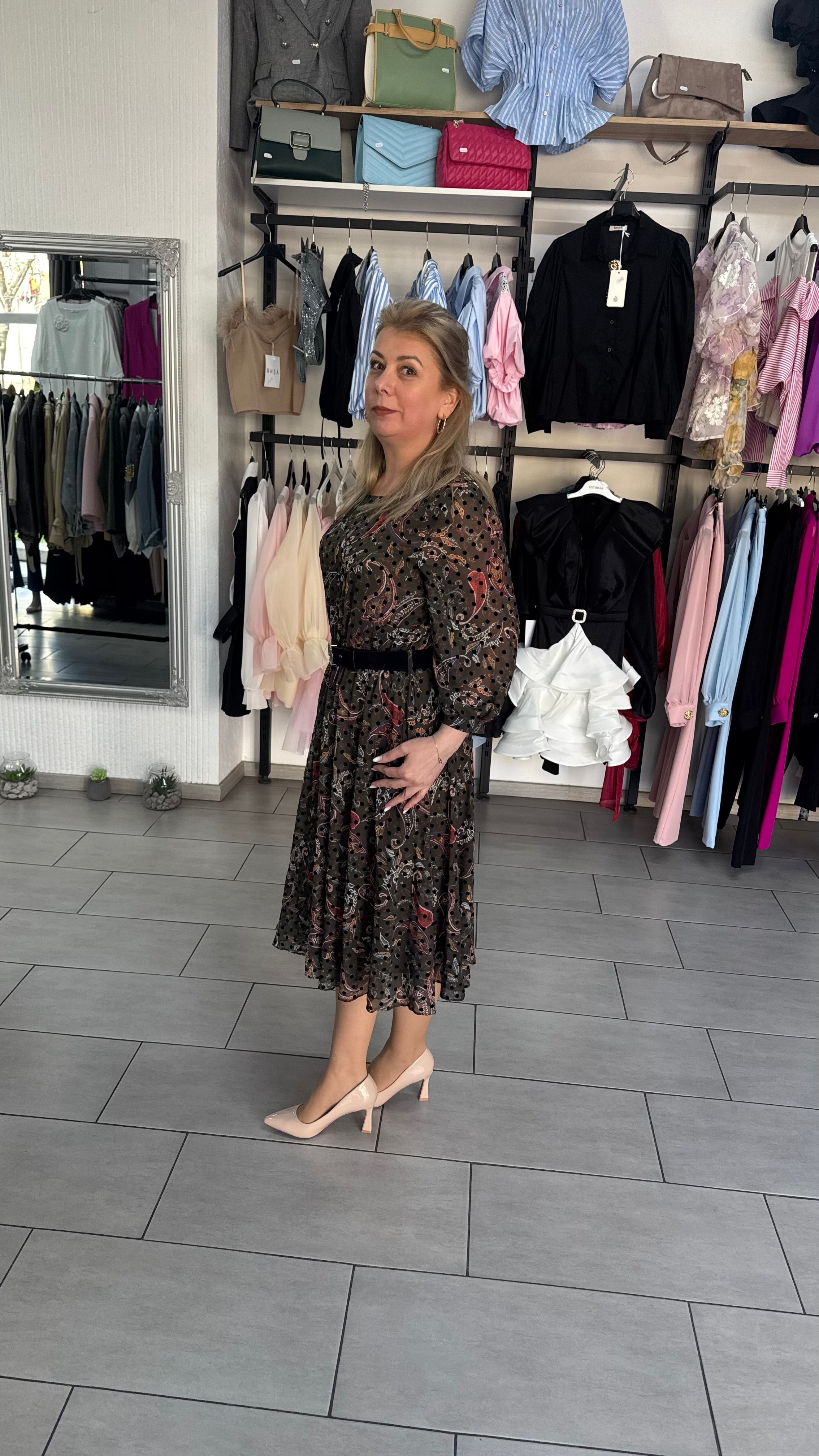 Rochie Midi cu Print Paisley și Buline pe Fond Negru, Cordon și Mâneci cu Volănașe