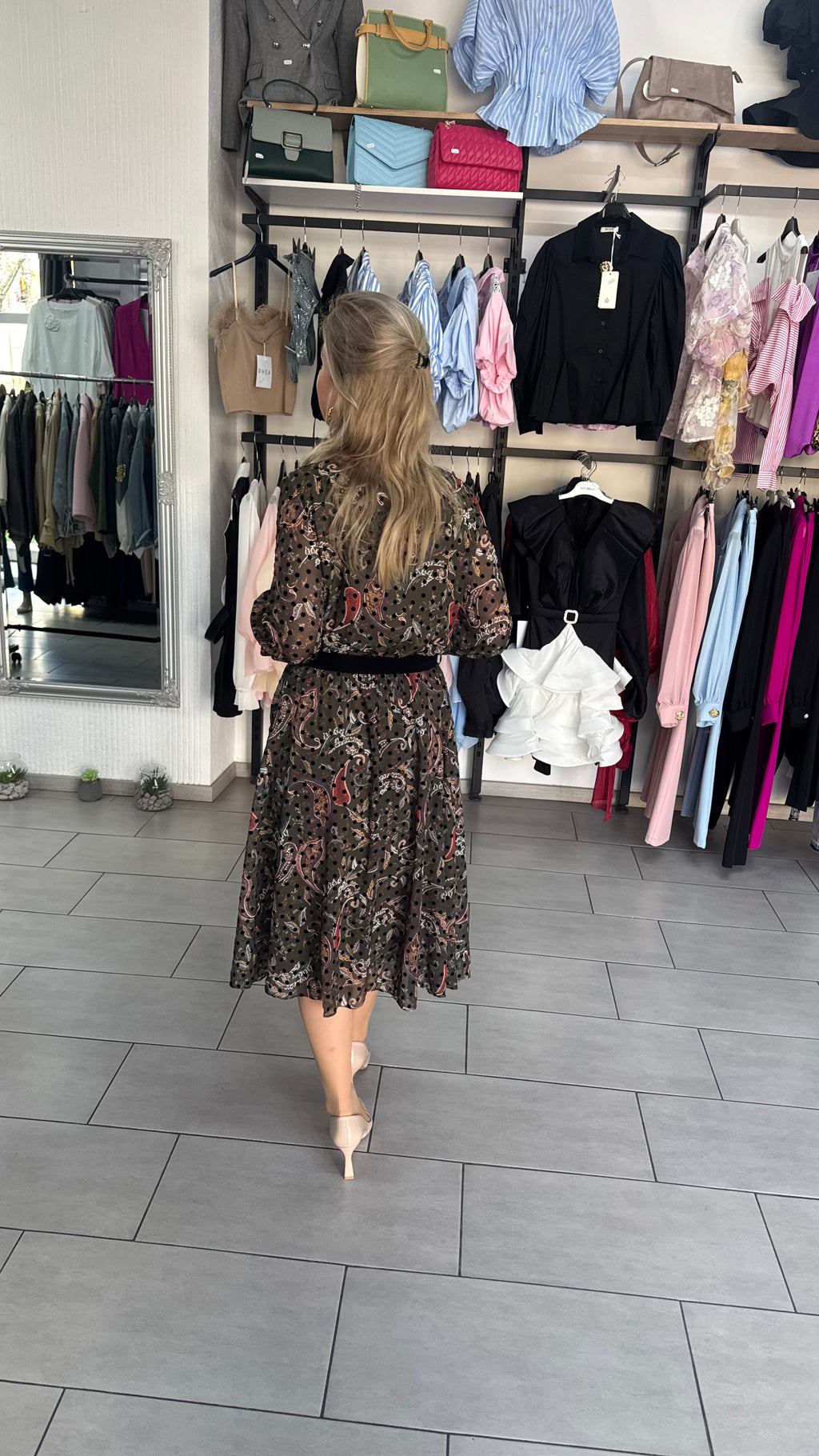 Rochie Midi cu Print Paisley și Buline pe Fond Negru, Cordon și Mâneci cu Volănașe