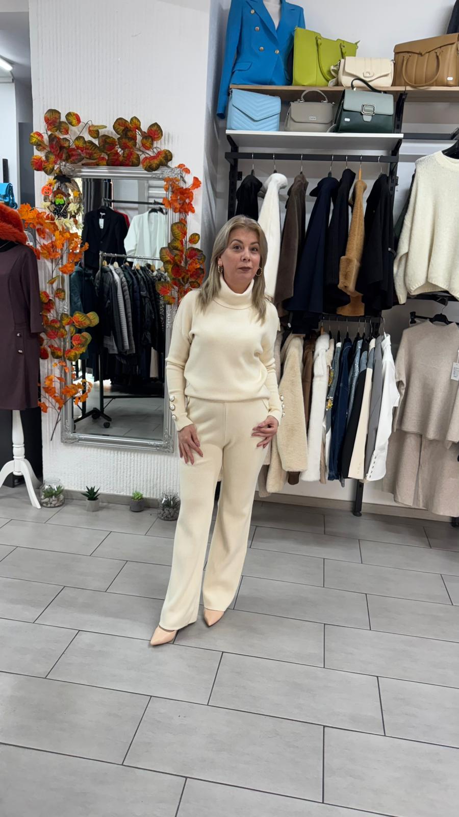 Compleu crem din tricot cu guler înalt și nasturi decorativi