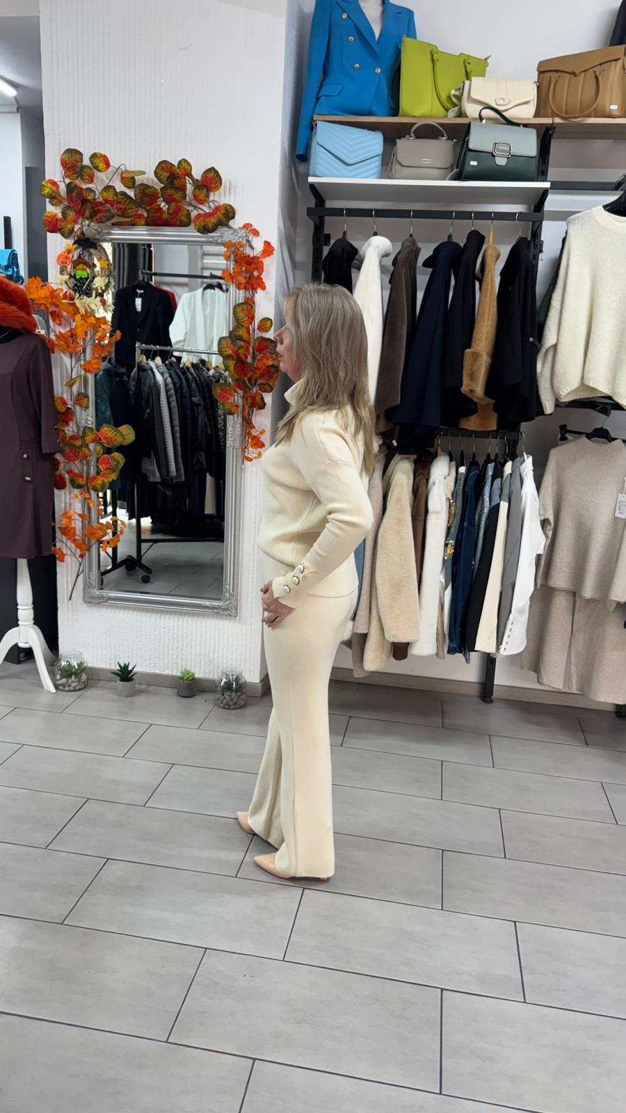 Compleu crem din tricot cu guler înalt și nasturi decorativi