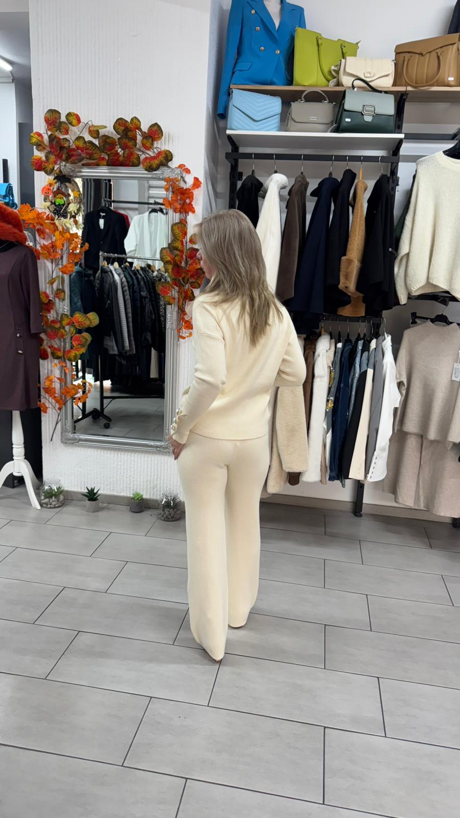 Compleu crem din tricot cu guler înalt și nasturi decorativi