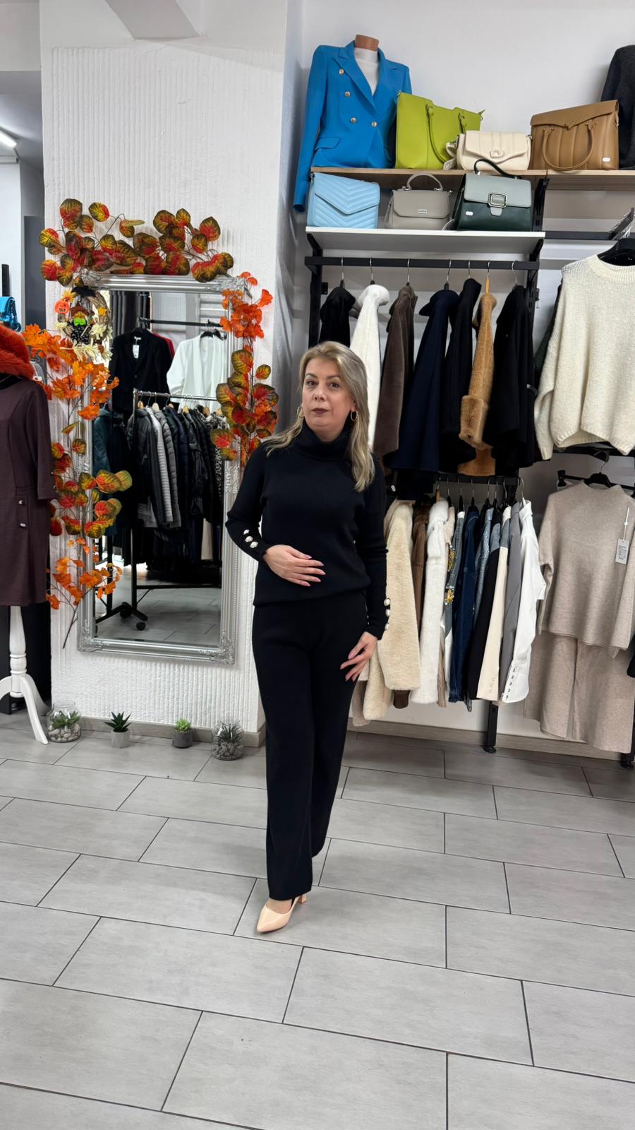 Compleu negru din tricot cu guler înalt și nasturi decorativi