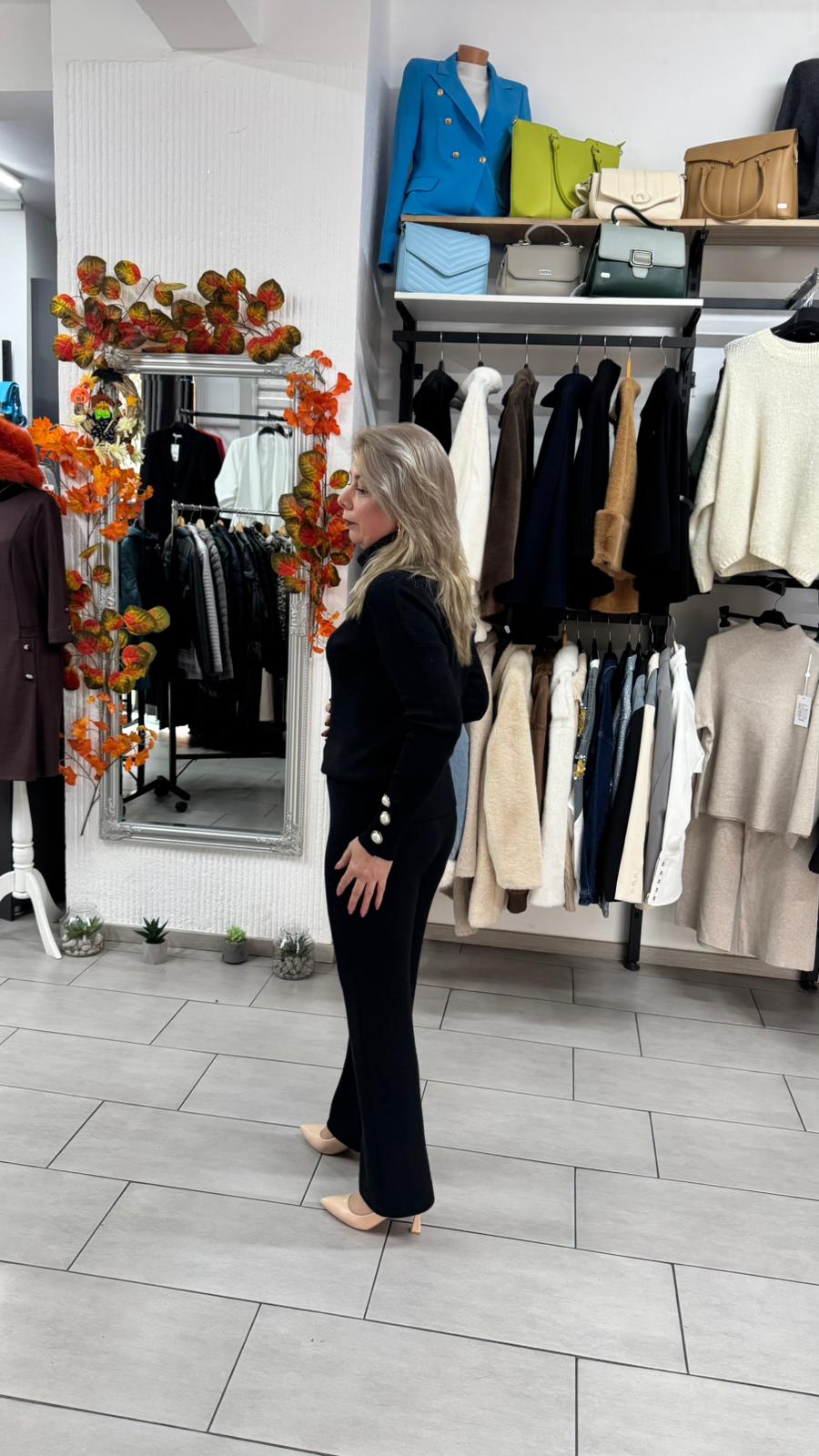 Compleu negru din tricot cu guler înalt și nasturi decorativi