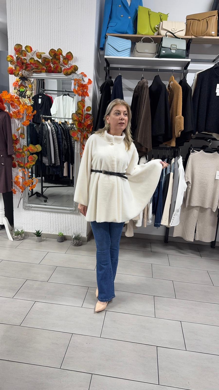 Capă bej deschis din material moale cu curea în talie