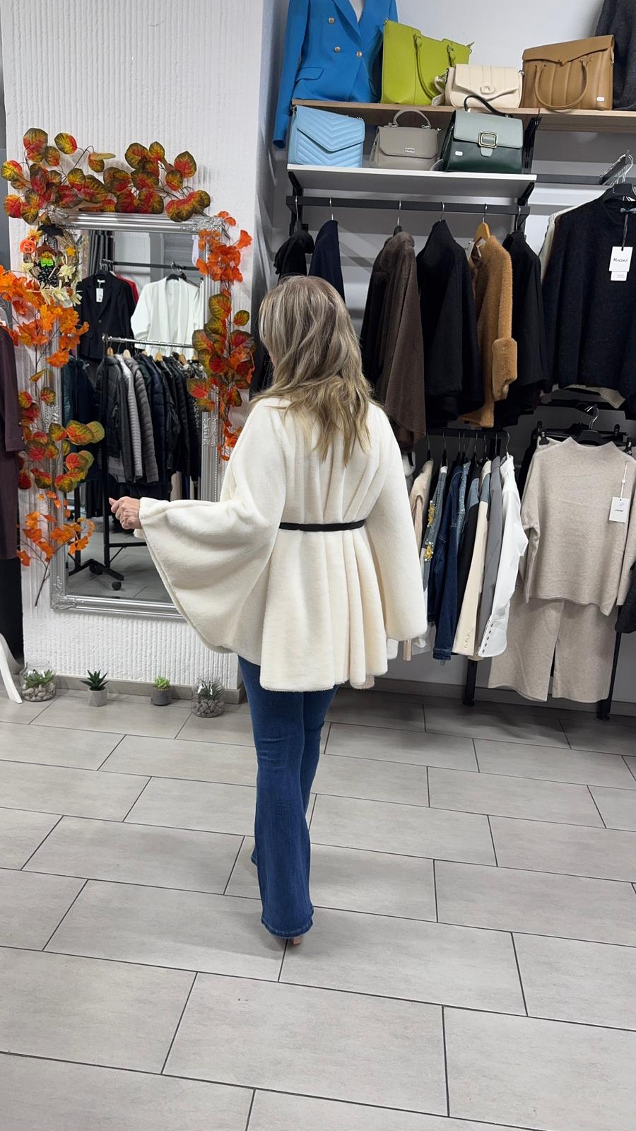 Capă bej deschis din material moale cu curea în talie