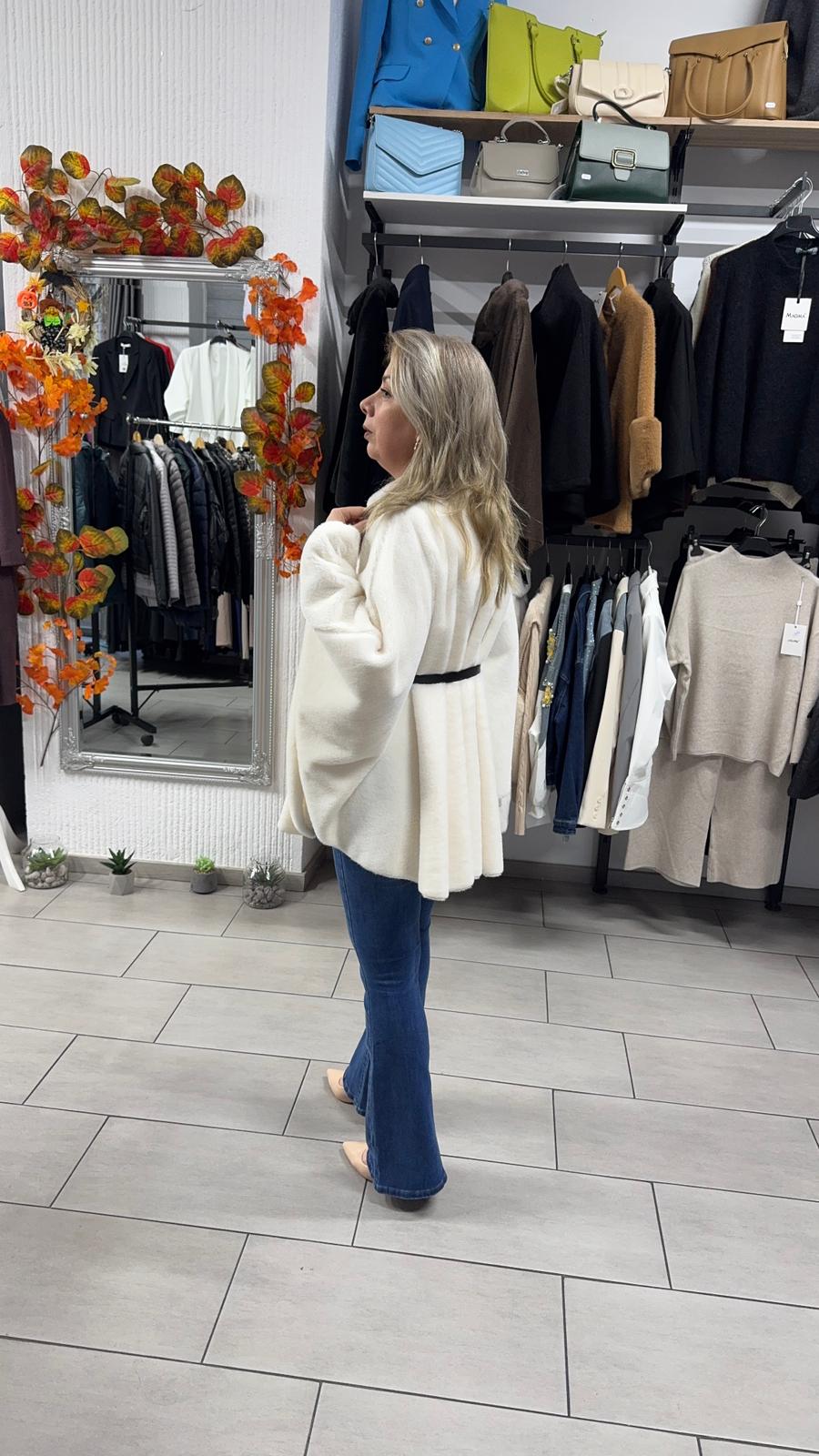 Capă bej deschis din material moale cu curea în talie