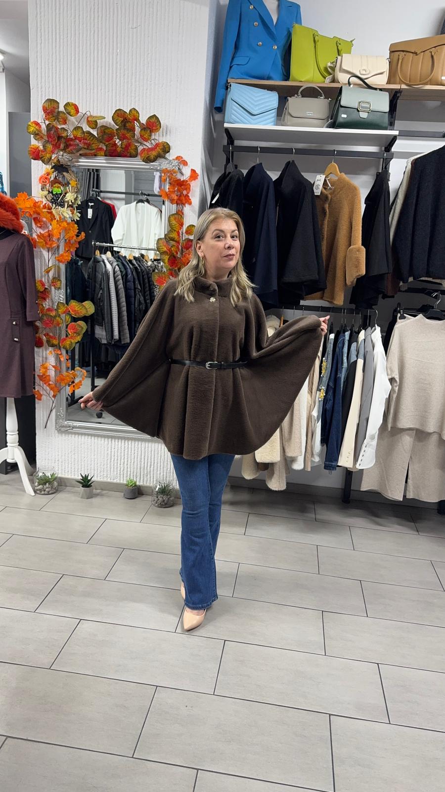 Capă maro din material moale cu curea în talie