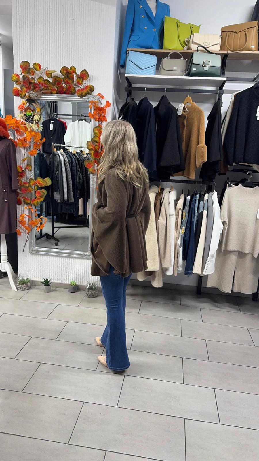 Capă maro din material moale cu curea în talie