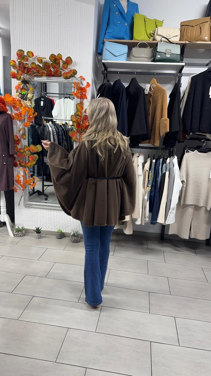 Capă maro din material moale cu curea în talie