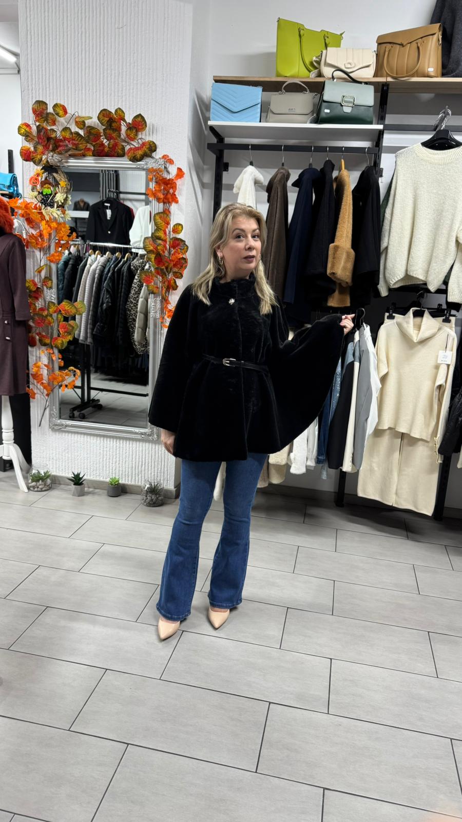 Capă neagră din material moale cu curea în talie