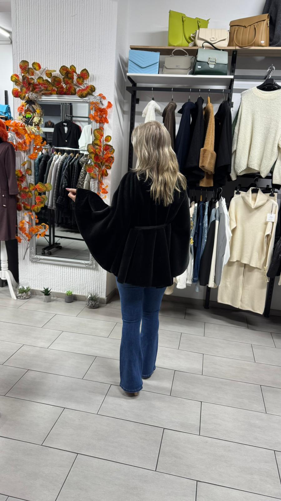 Capă neagră din material moale cu curea în talie