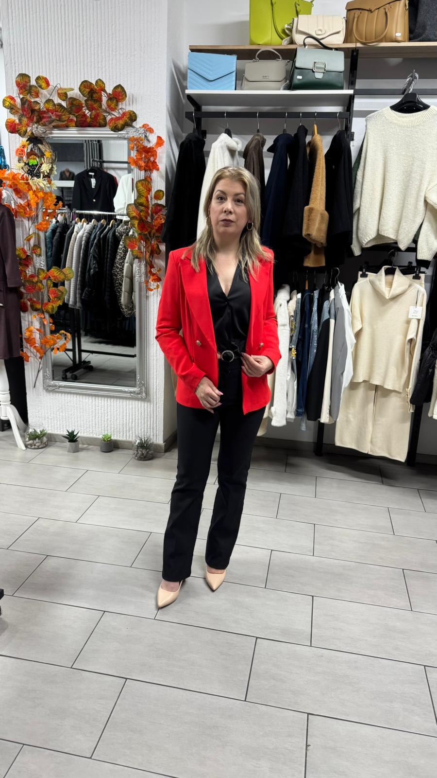 Sacou roșu elegant cu nasturi aurii și croi cambrat