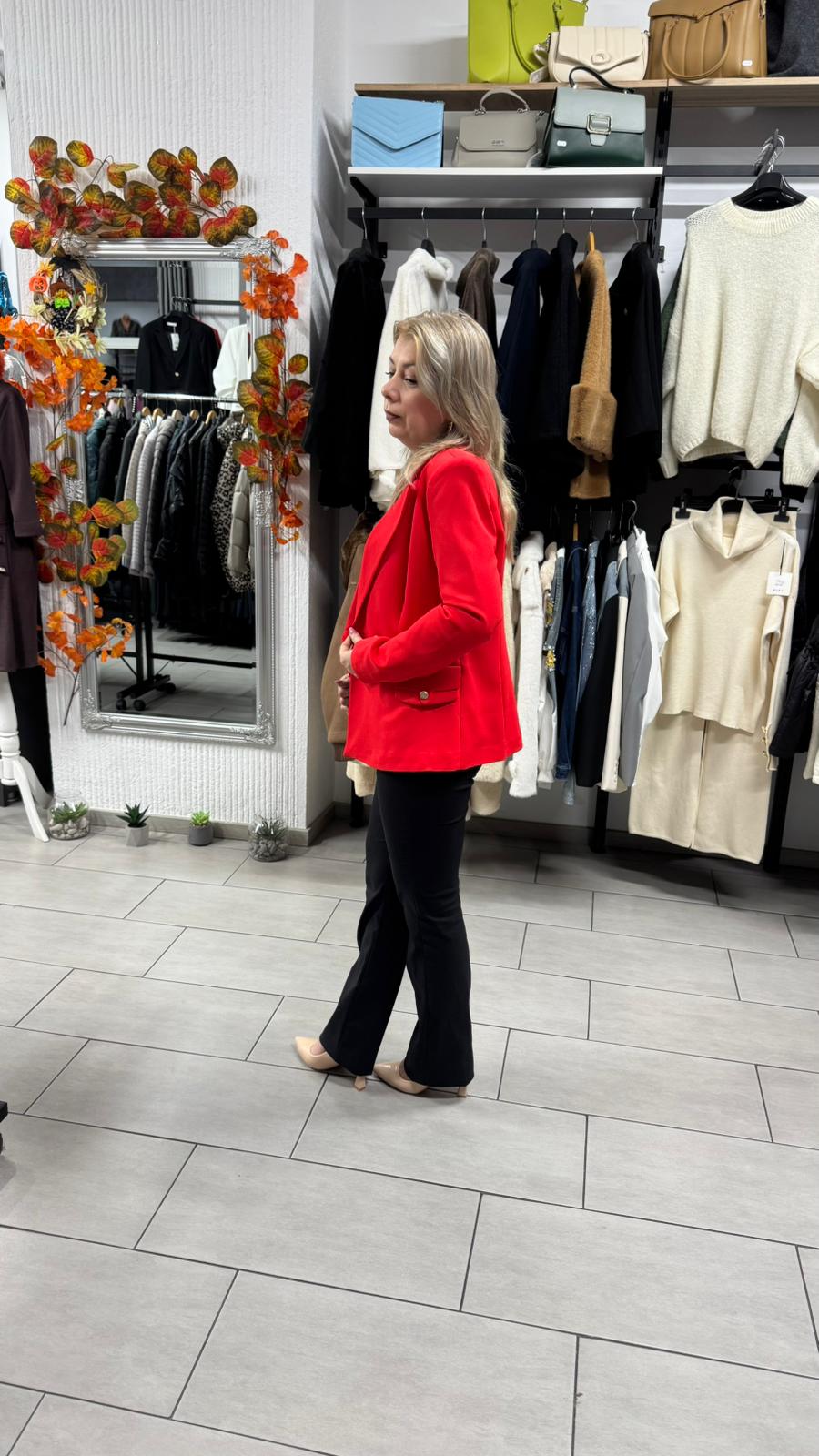 Sacou roșu elegant cu nasturi aurii și croi cambrat