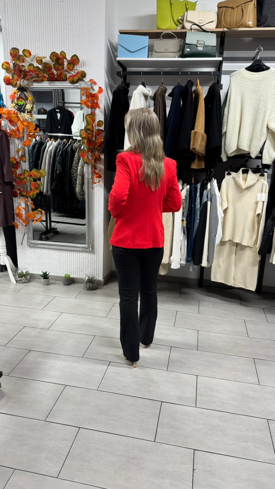 Sacou roșu elegant cu nasturi aurii și croi cambrat