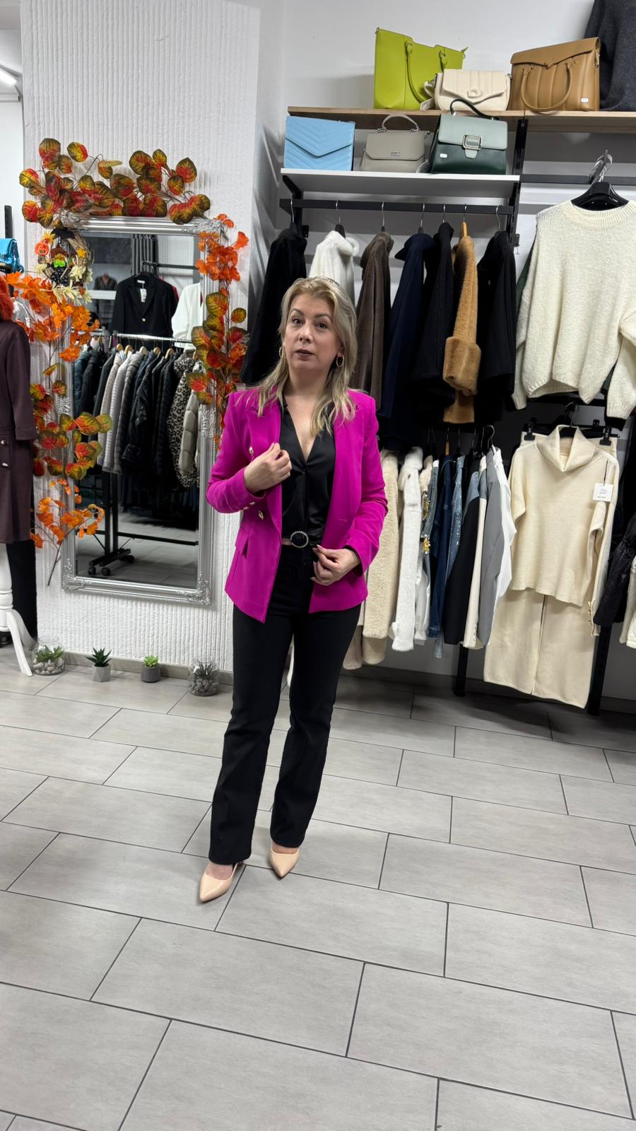 Sacou fucsia elegant cu nasturi aurii și croi cambrat