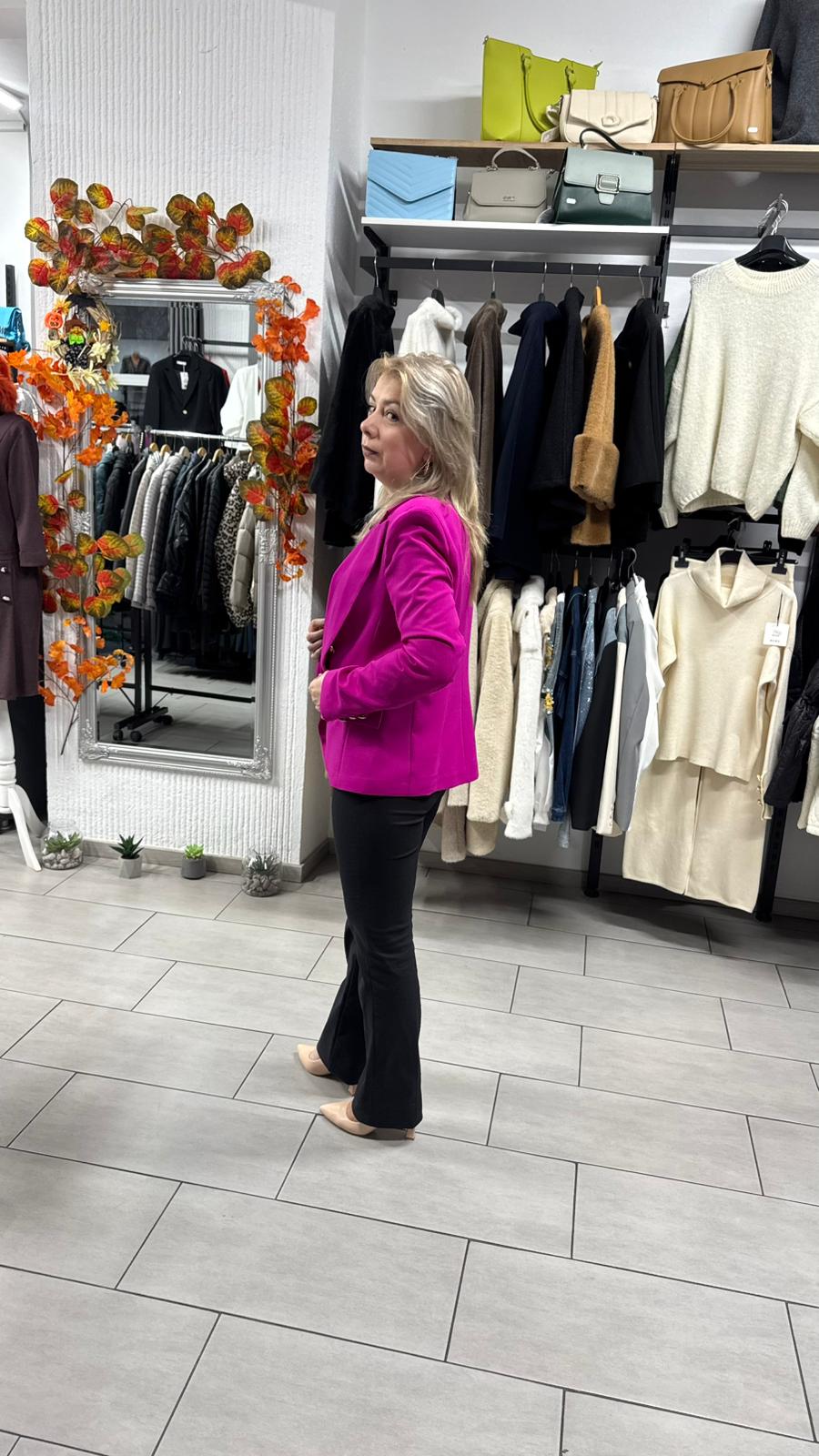 Sacou fucsia elegant cu nasturi aurii și croi cambrat