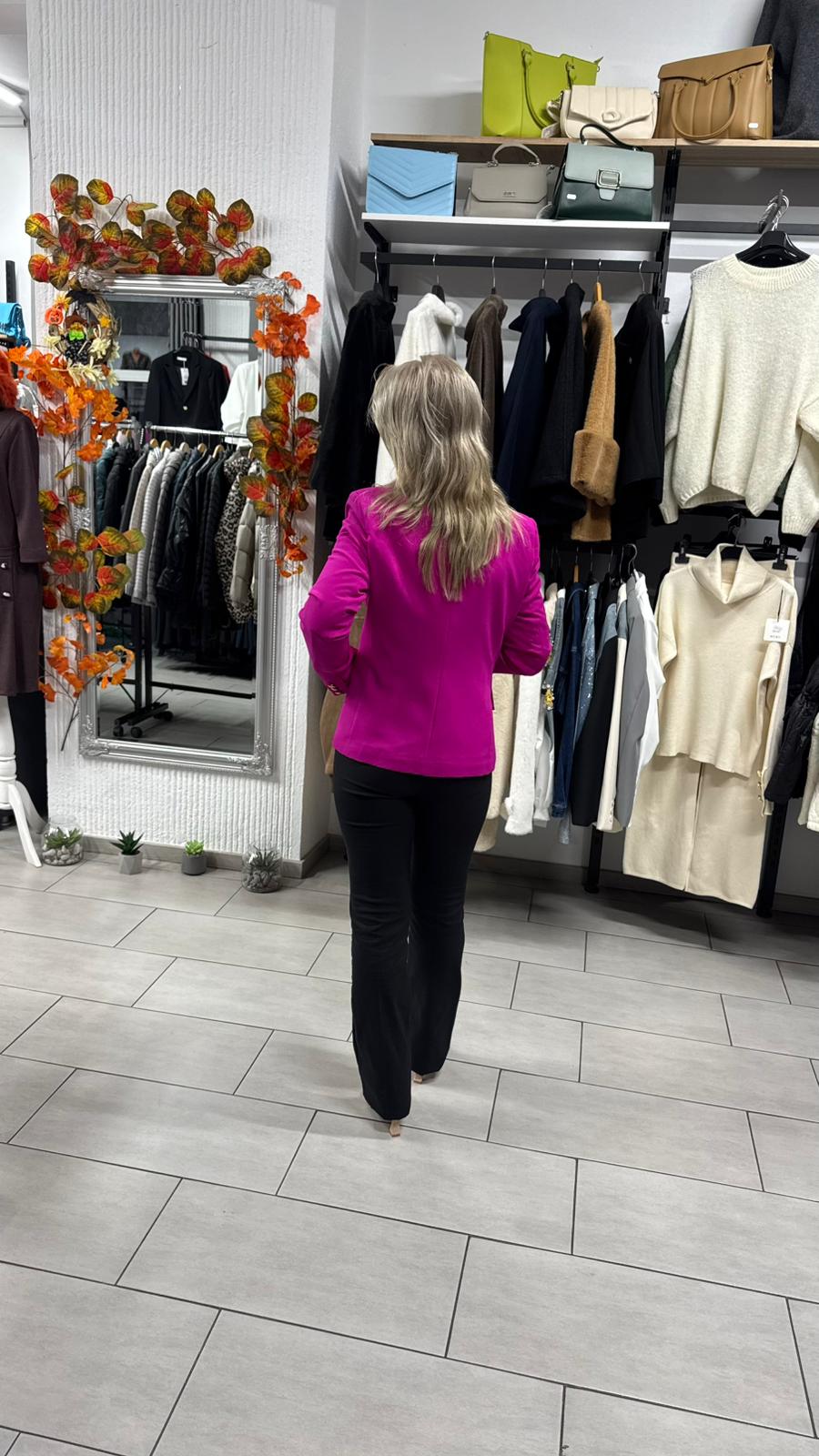 Sacou fucsia elegant cu nasturi aurii și croi cambrat