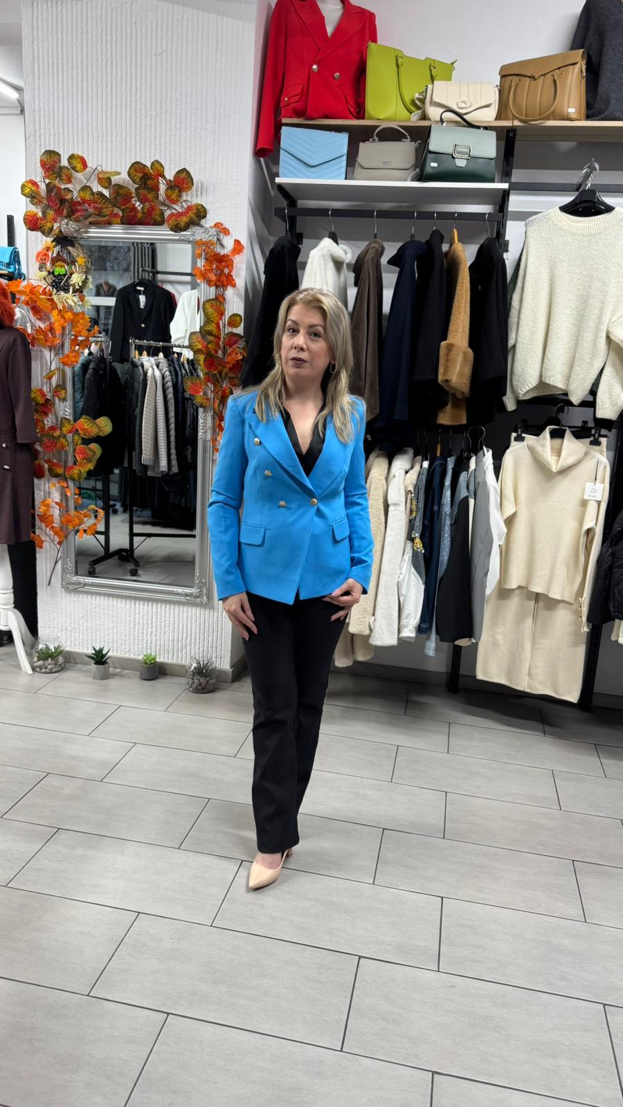 Sacou bleu elegant cu nasturi aurii și croi cambrat