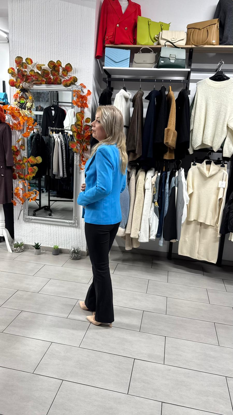 Sacou bleu elegant cu nasturi aurii și croi cambrat