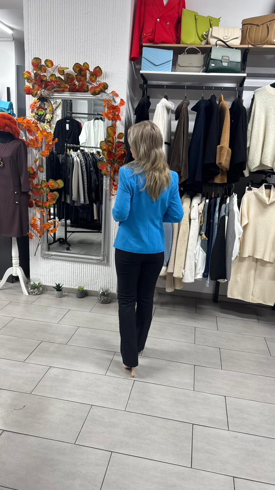 Sacou bleu elegant cu nasturi aurii și croi cambrat