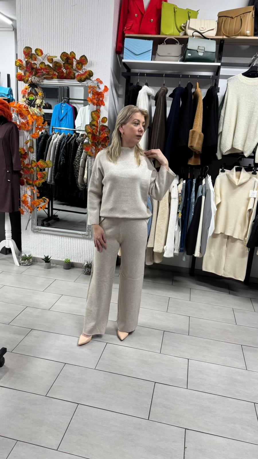 Compleu bej deschis din tricot fin cu croi lejer