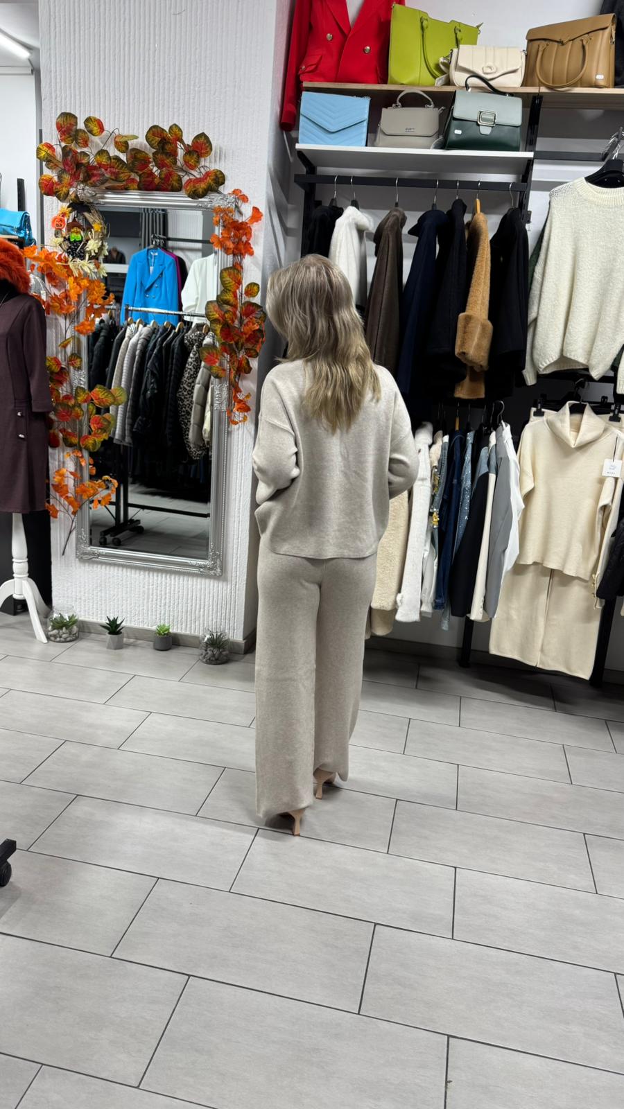 Compleu bej deschis din tricot fin cu croi lejer