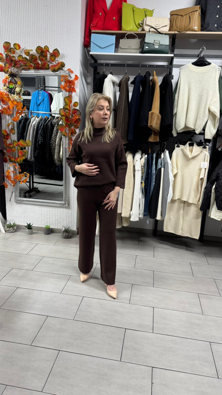 Compleu maro ciocolată din tricot fin cu croi lejer