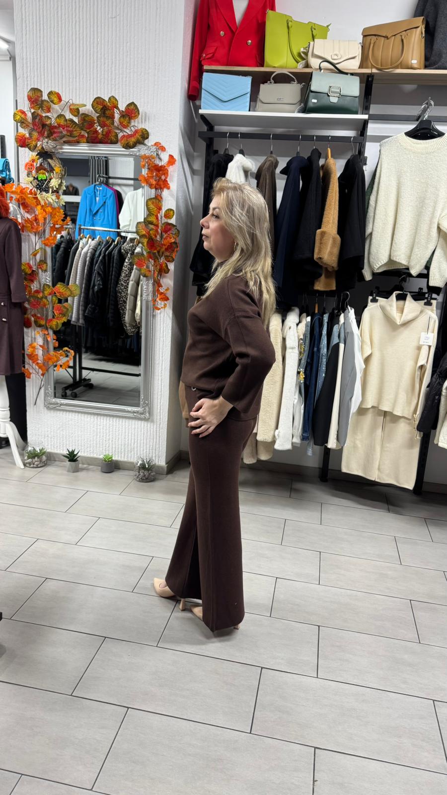 Compleu maro ciocolată din tricot fin cu croi lejer