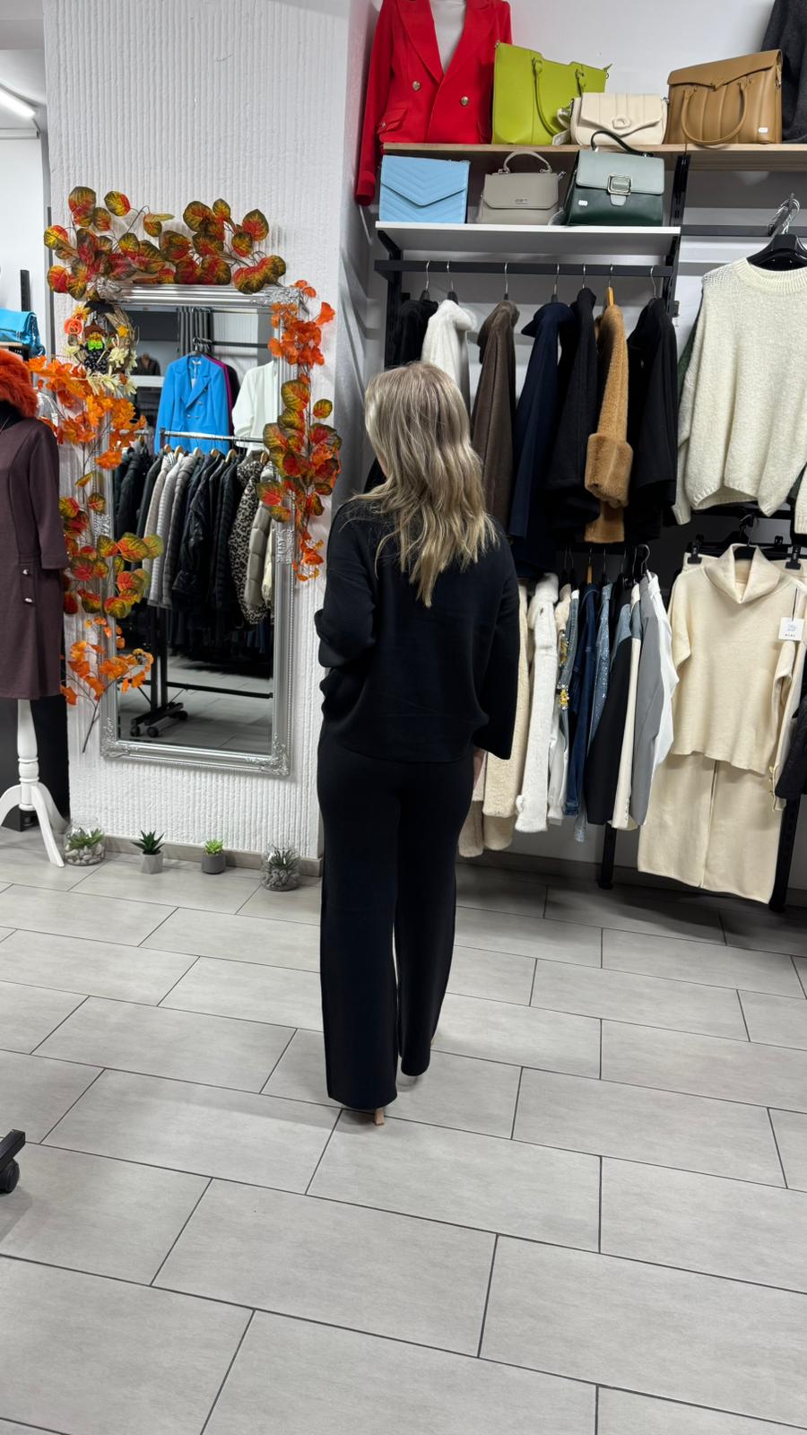 Compleu negru din tricot fin cu croi lejer