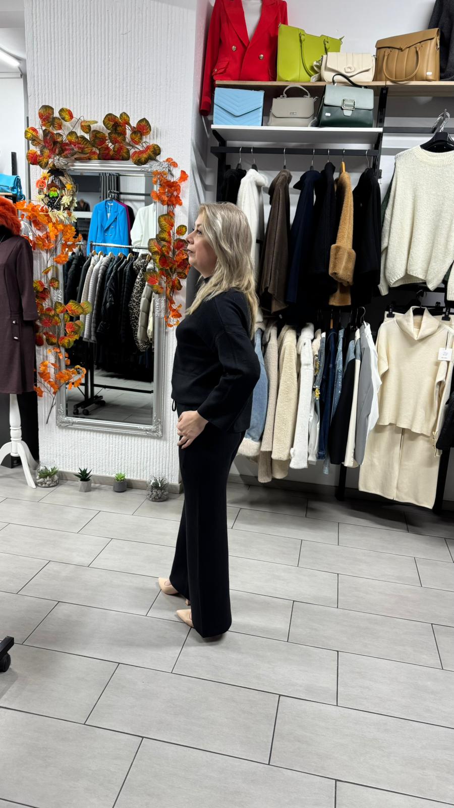 Compleu negru din tricot fin cu croi lejer