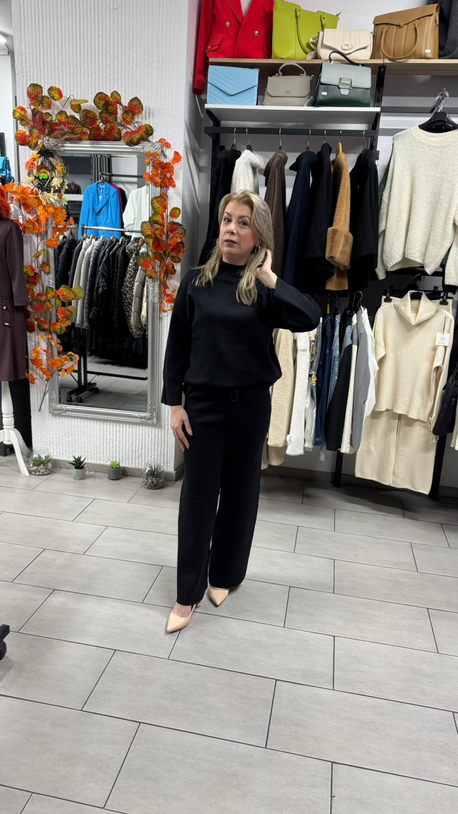 Compleu negru din tricot fin cu croi lejer