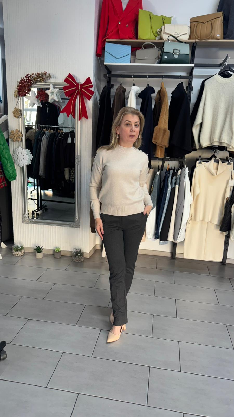 Pulover crem cu detalii pe umăr