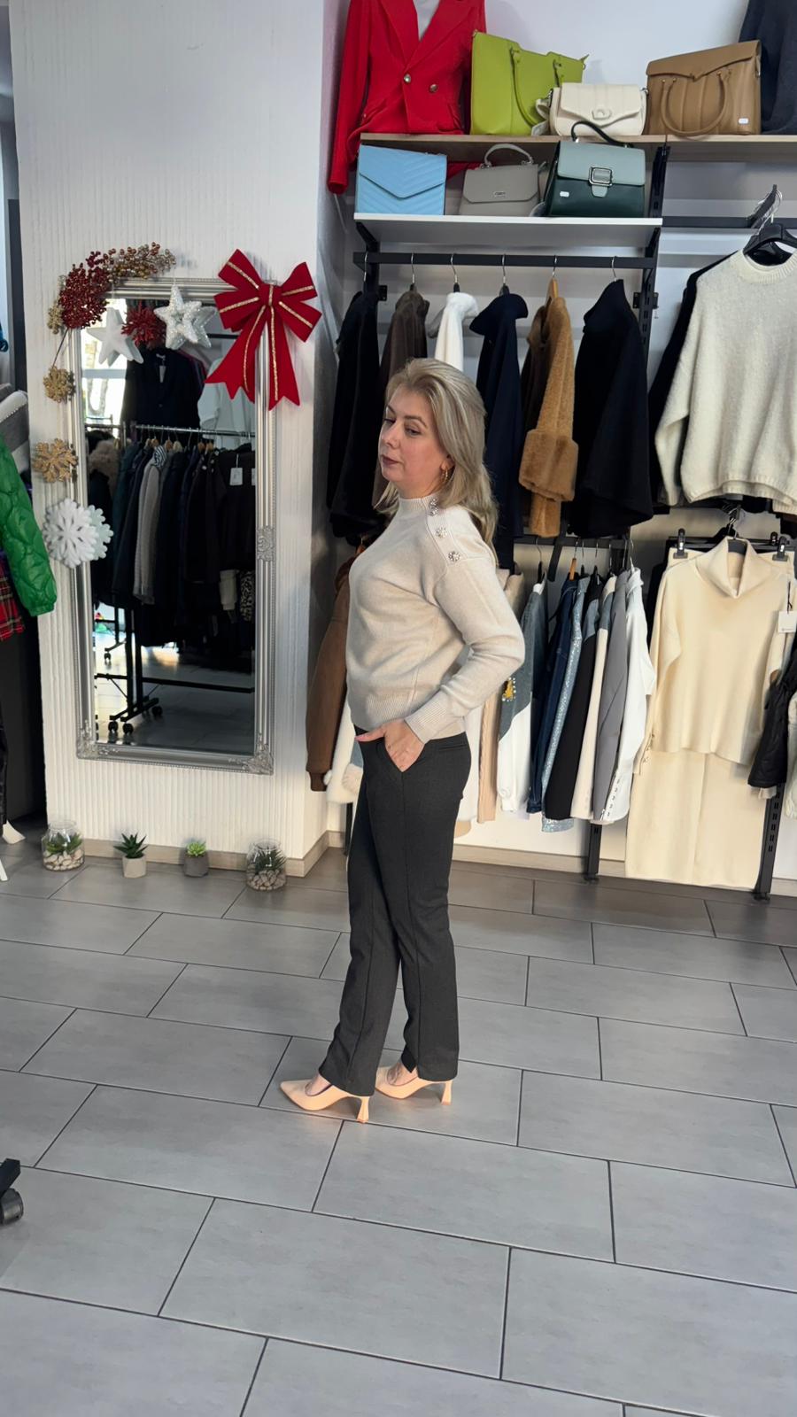 Pulover crem cu detalii pe umăr