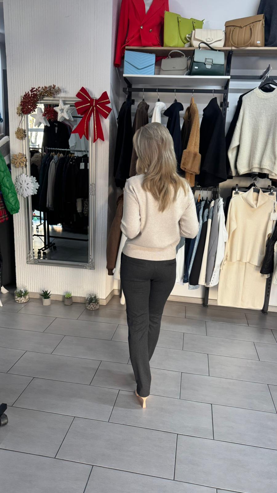 Pulover crem cu detalii pe umăr