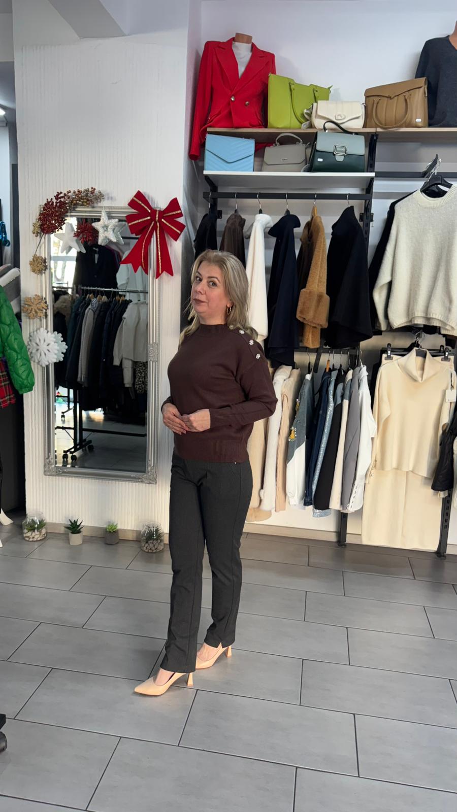 Pulover maro ciocolată cu detalii pe umăr