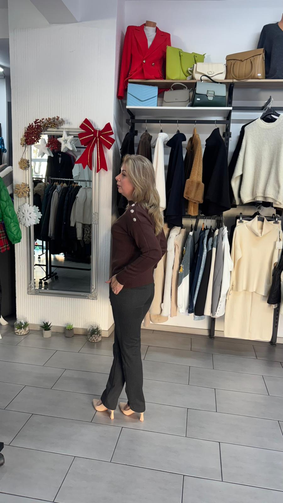 Pulover maro ciocolată cu detalii pe umăr