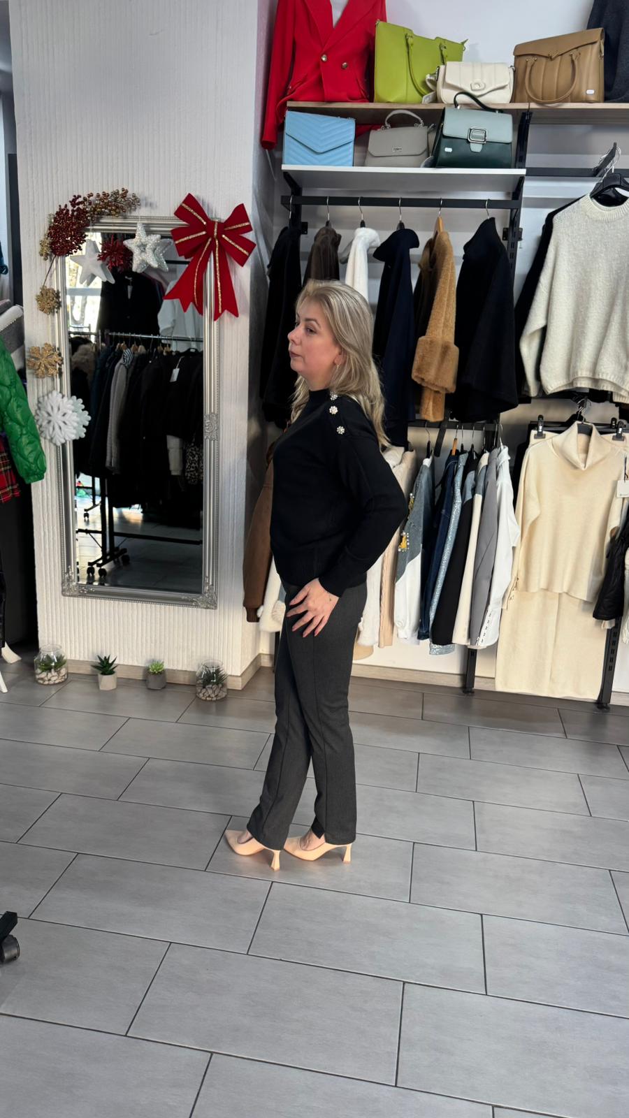 Pulover negru cu detalii pe umăr