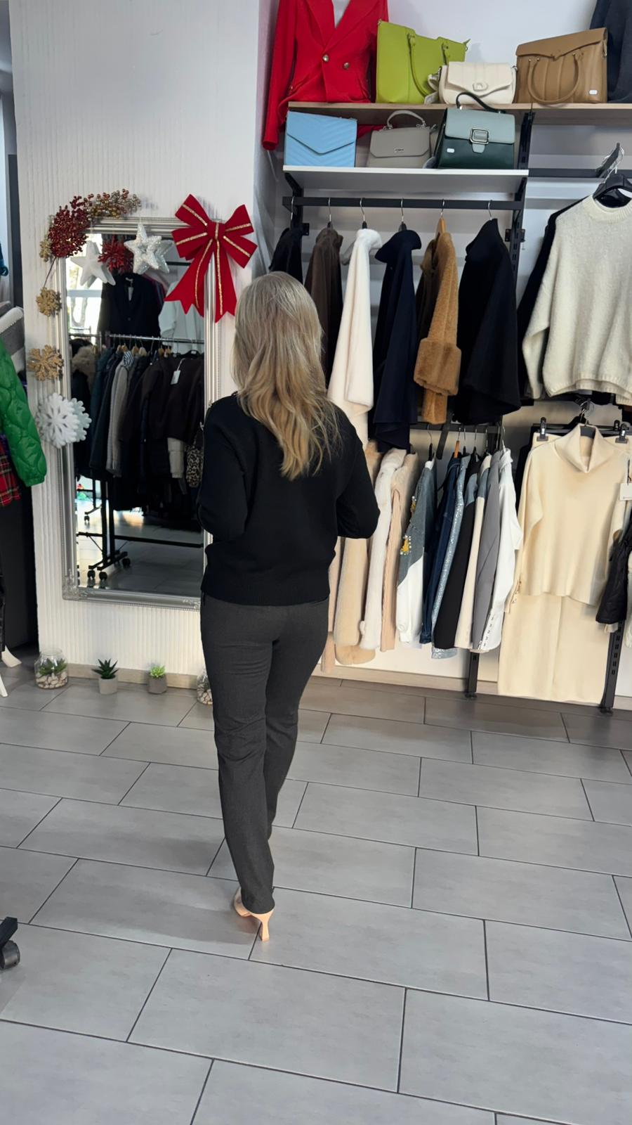 Pulover negru cu detalii pe umăr