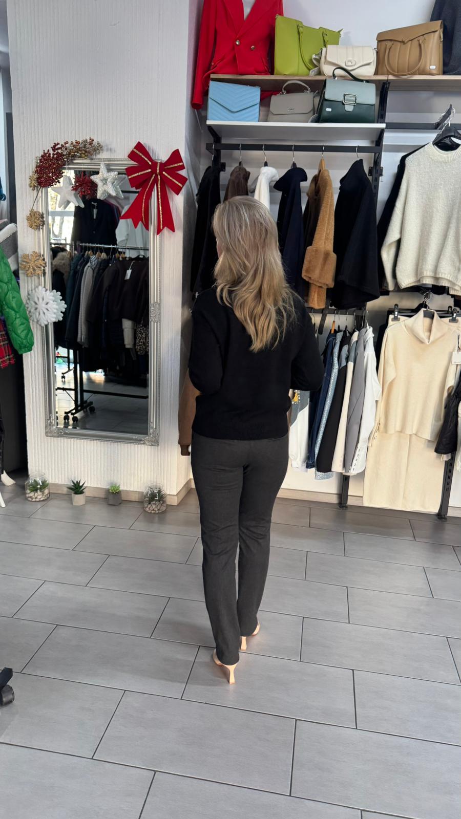 Pulover negru cu detalii pe umăr