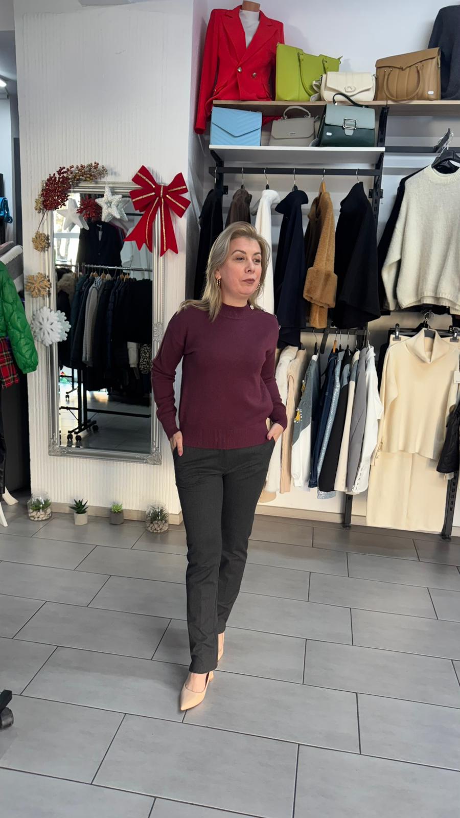 Pulover burgundy cu detalii pe umăr