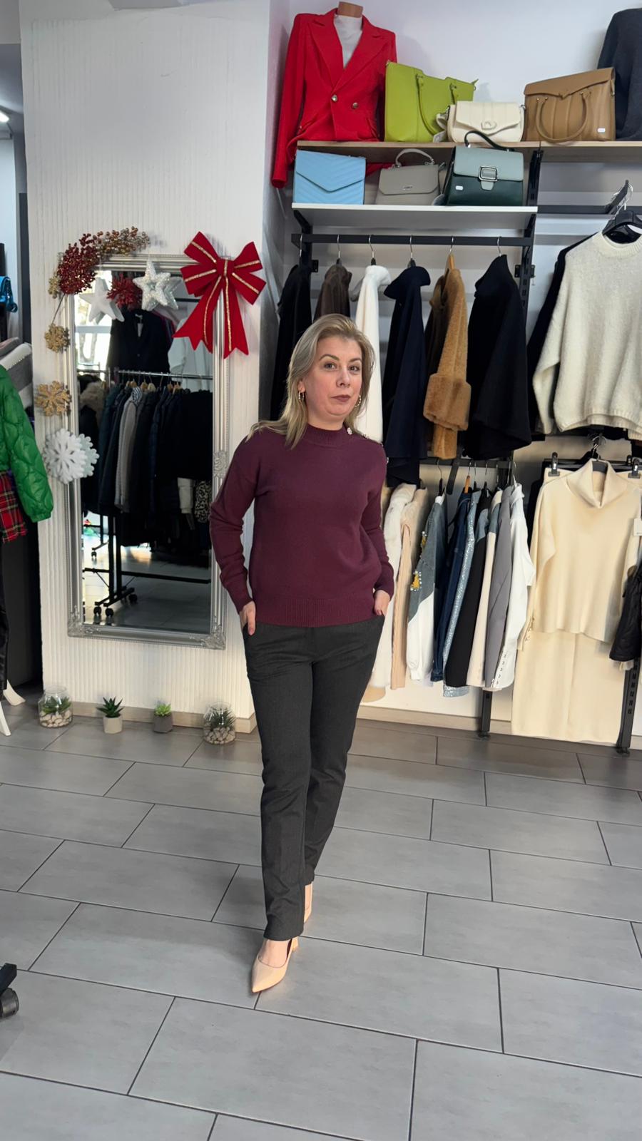 Pulover burgundy cu detalii pe umăr