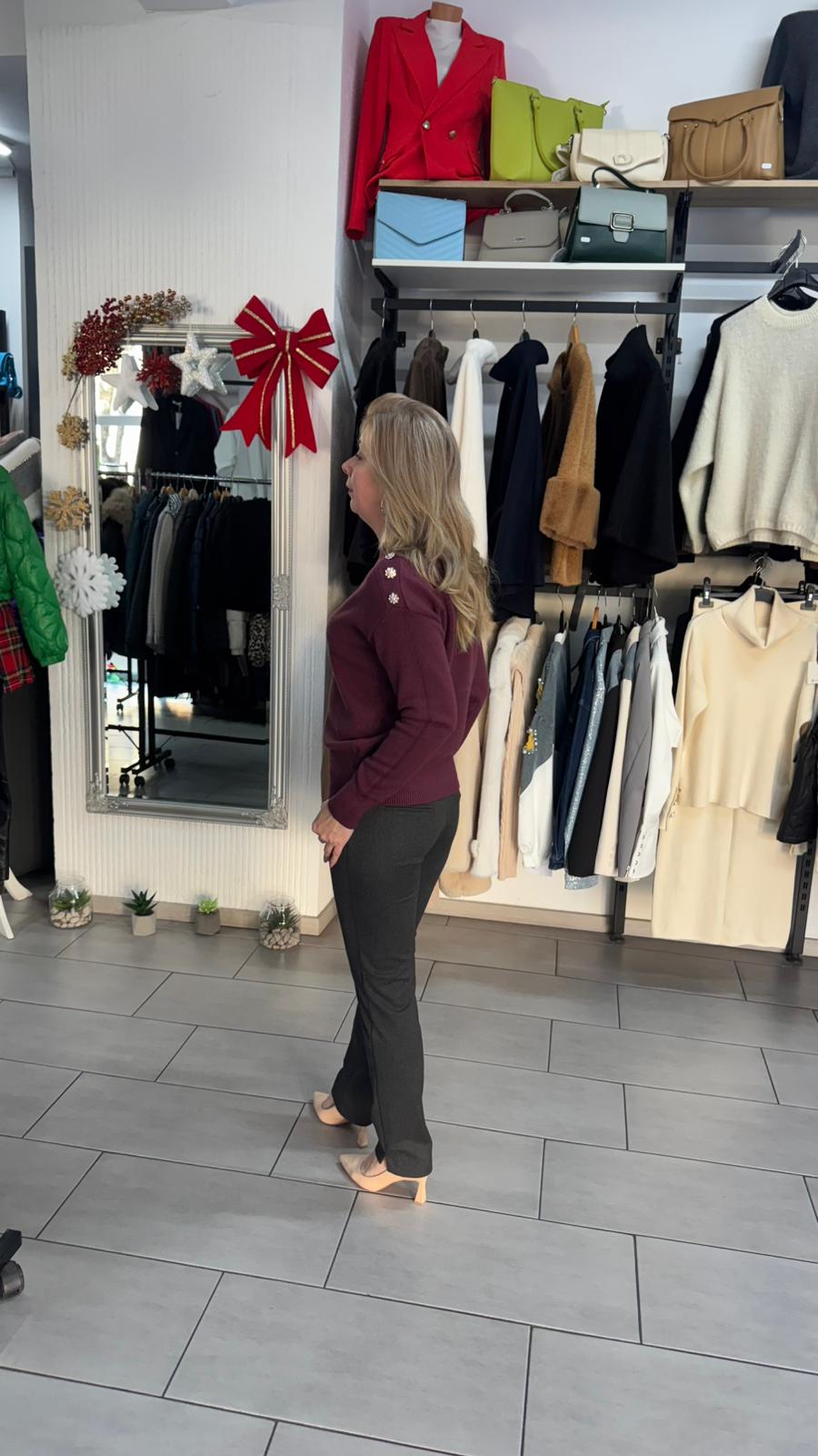 Pulover burgundy cu detalii pe umăr