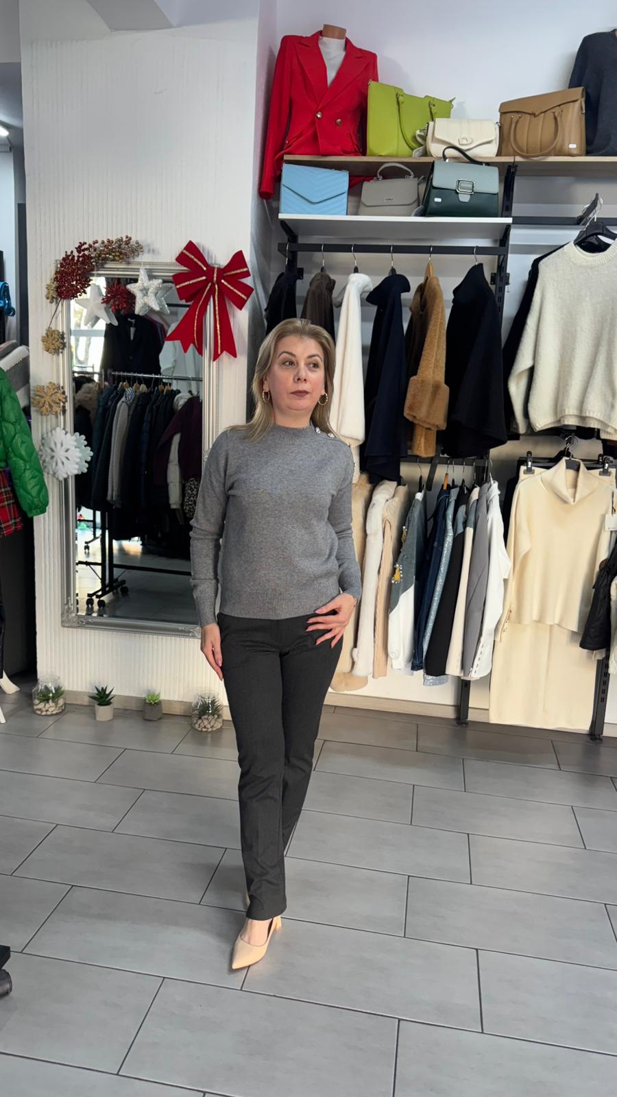 Pulover gri cu detalii pe umăr