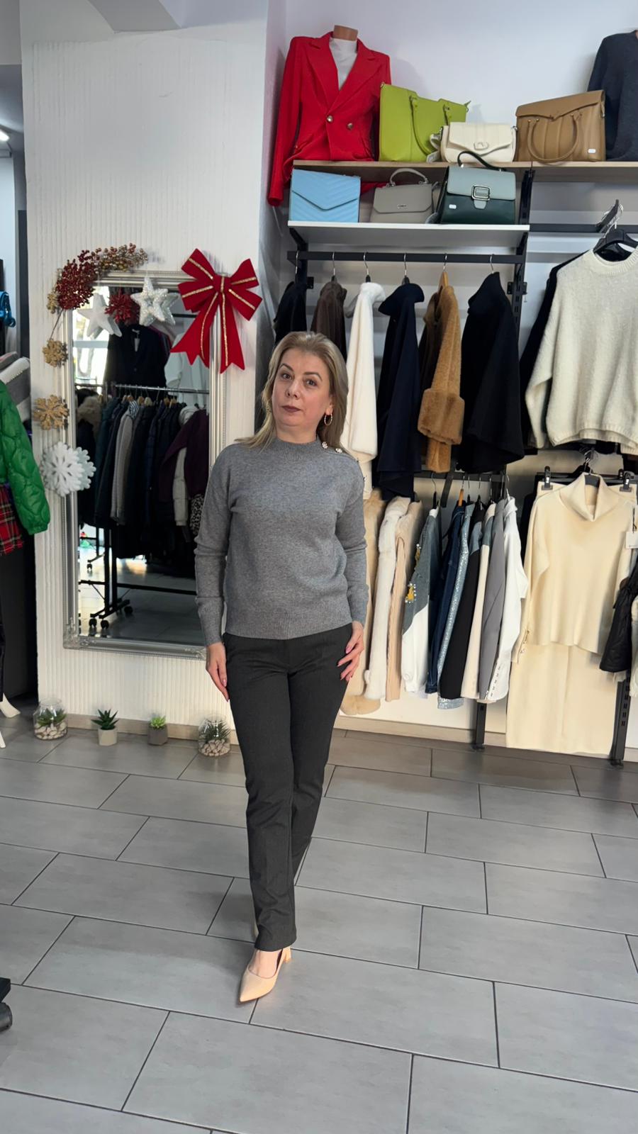 Pulover gri cu detalii pe umăr