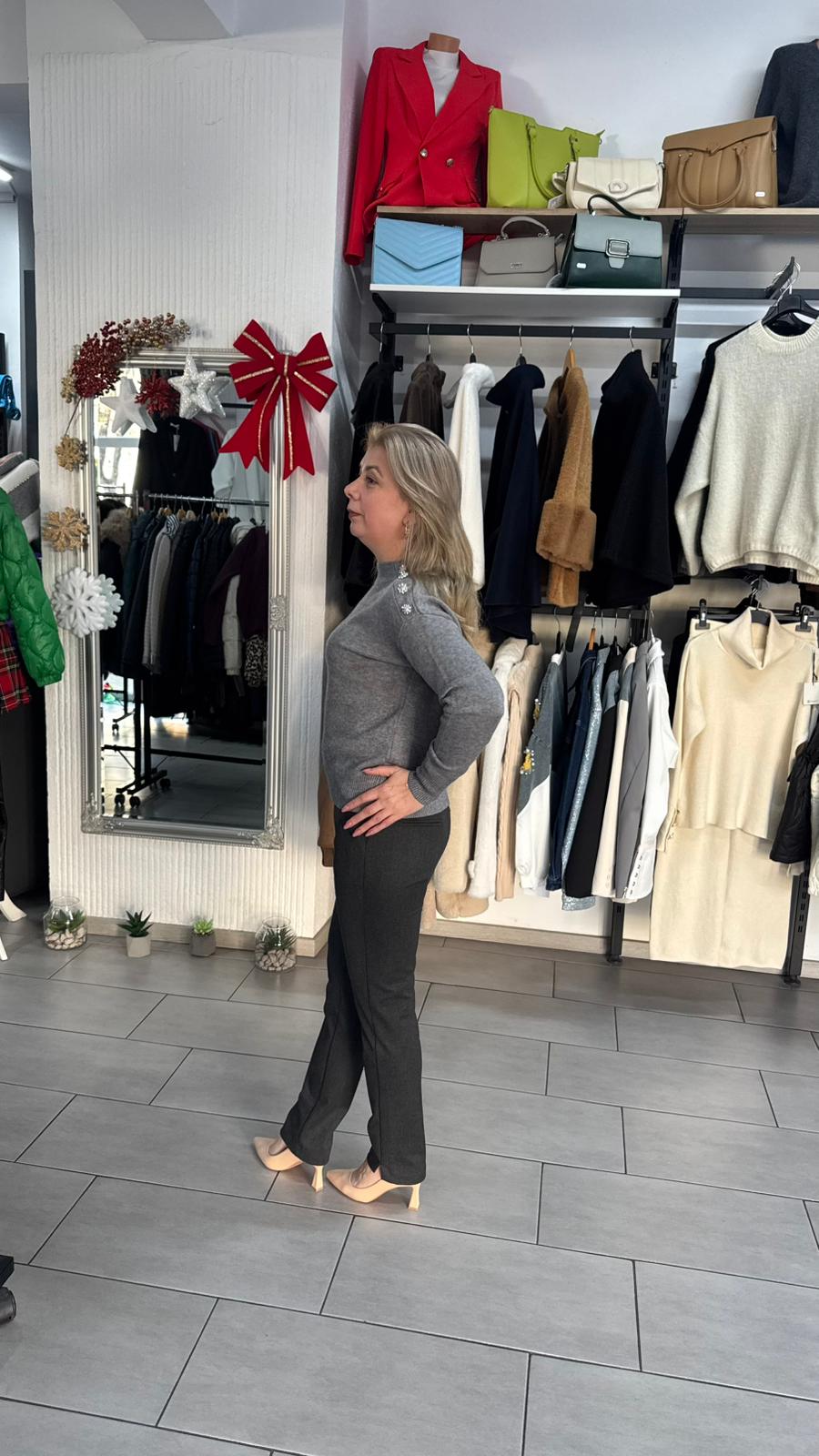 Pulover gri cu detalii pe umăr