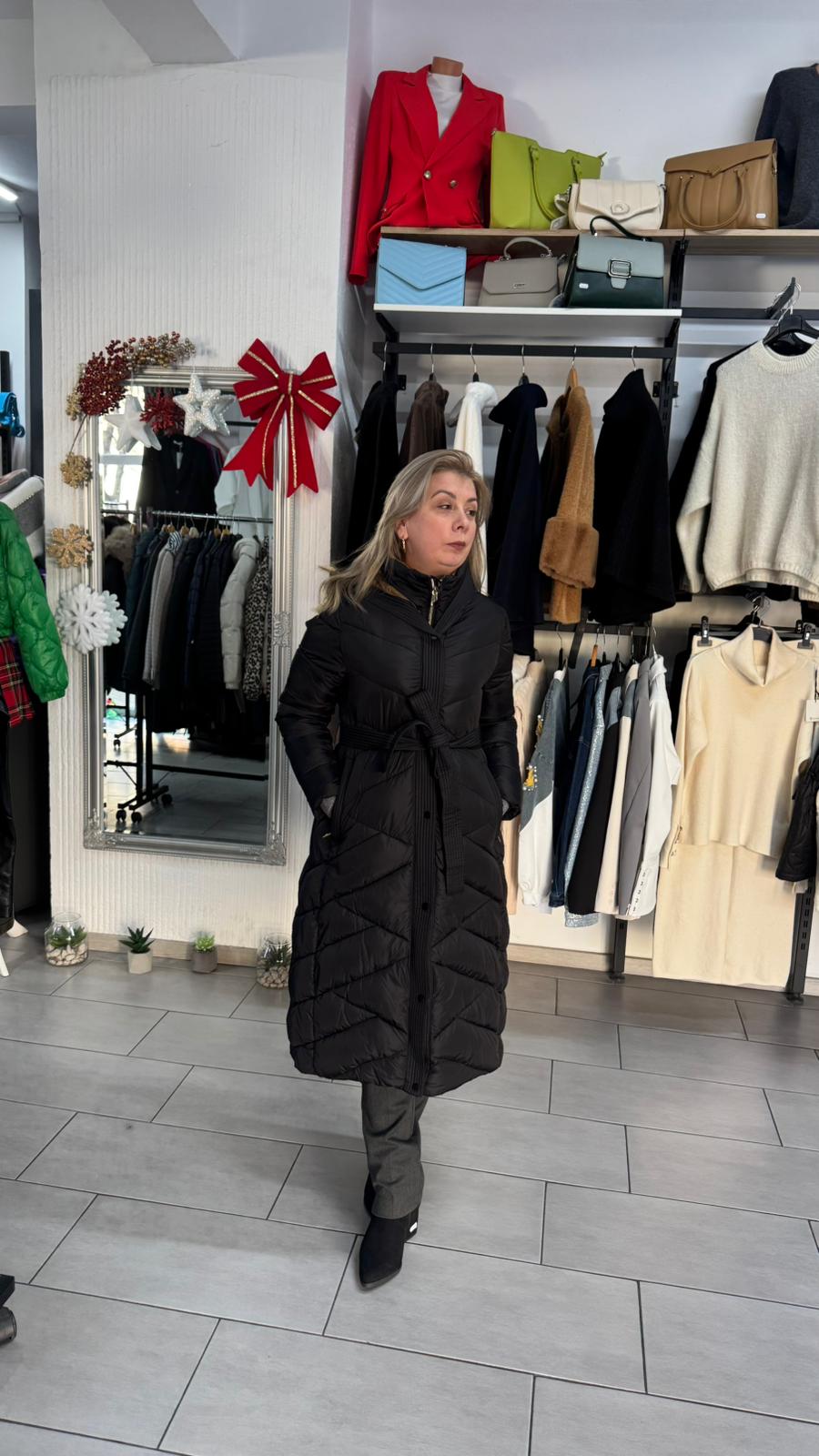 Geacă lungă neagră cu cordon și guler înalt