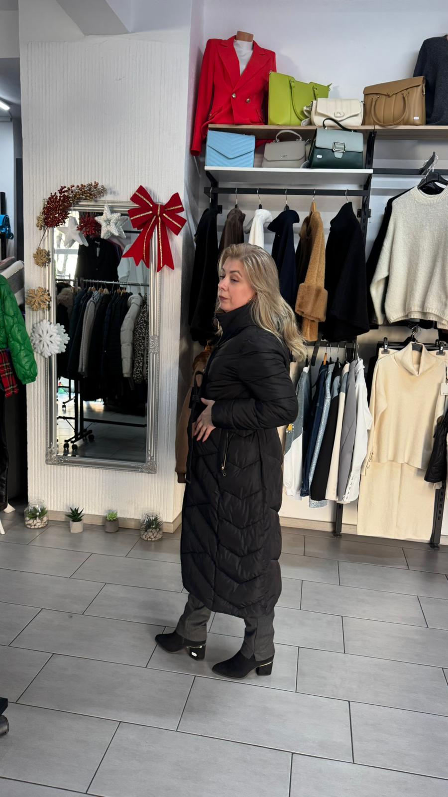 Geacă lungă neagră cu cordon și guler înalt