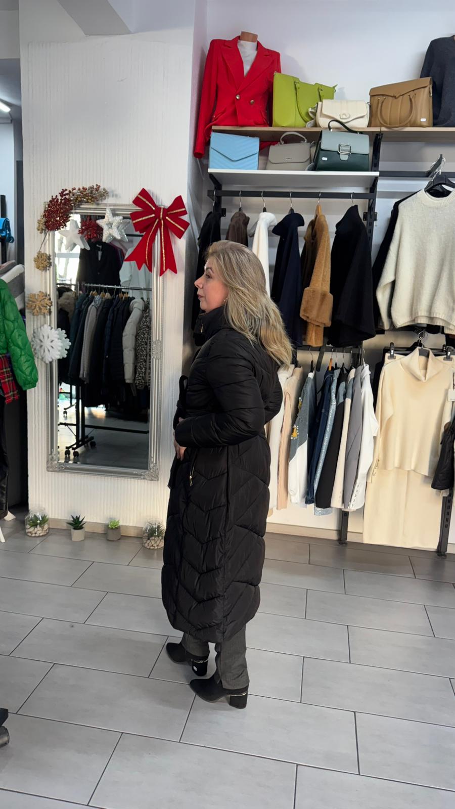 Geacă lungă neagră cu cordon și guler înalt