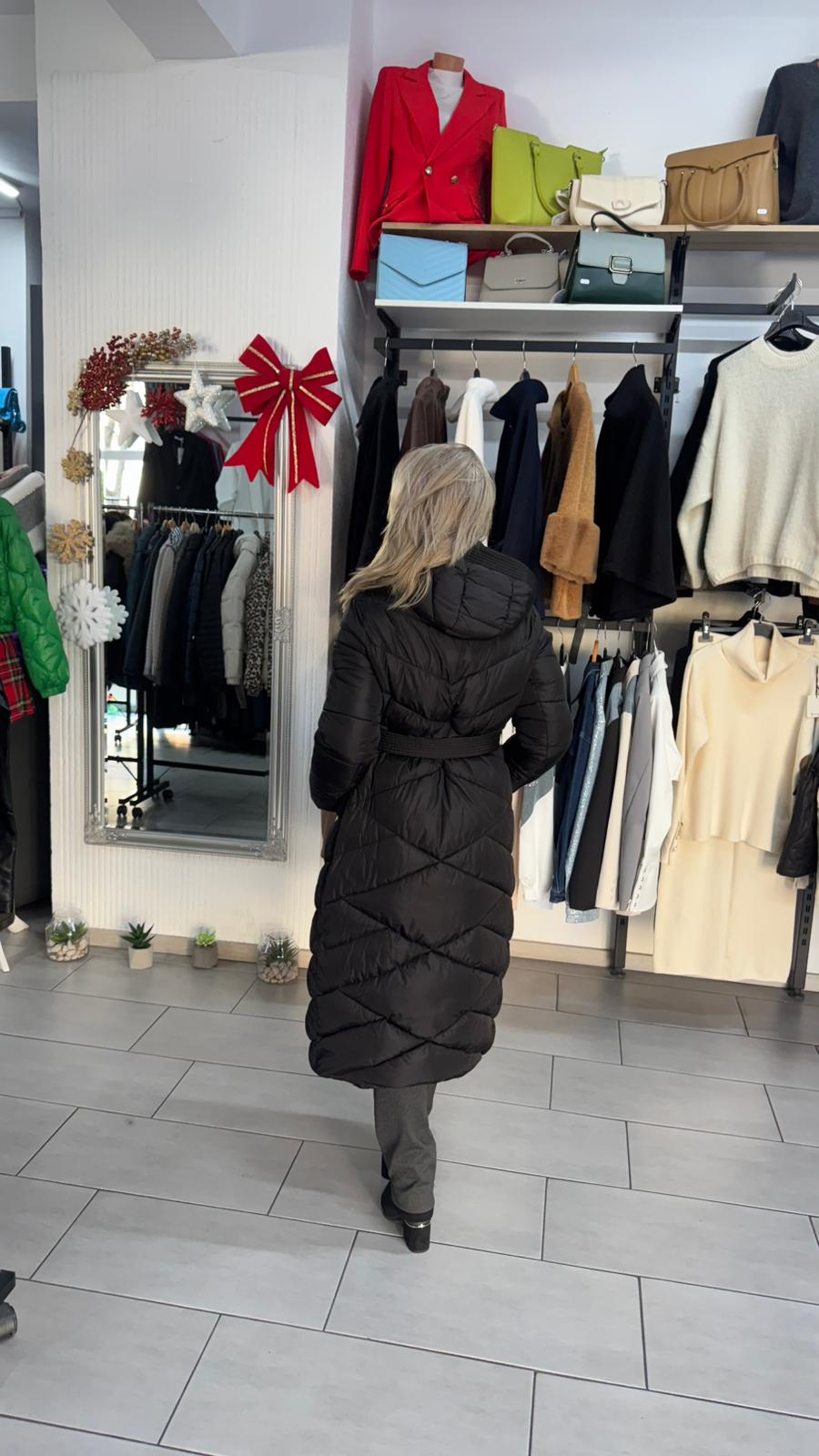 Geacă lungă neagră cu cordon și guler înalt