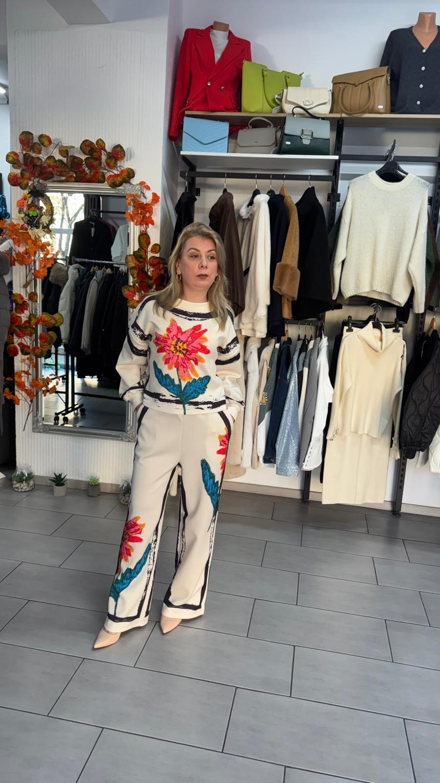 Compleu crem cu imprimeu floral colorat